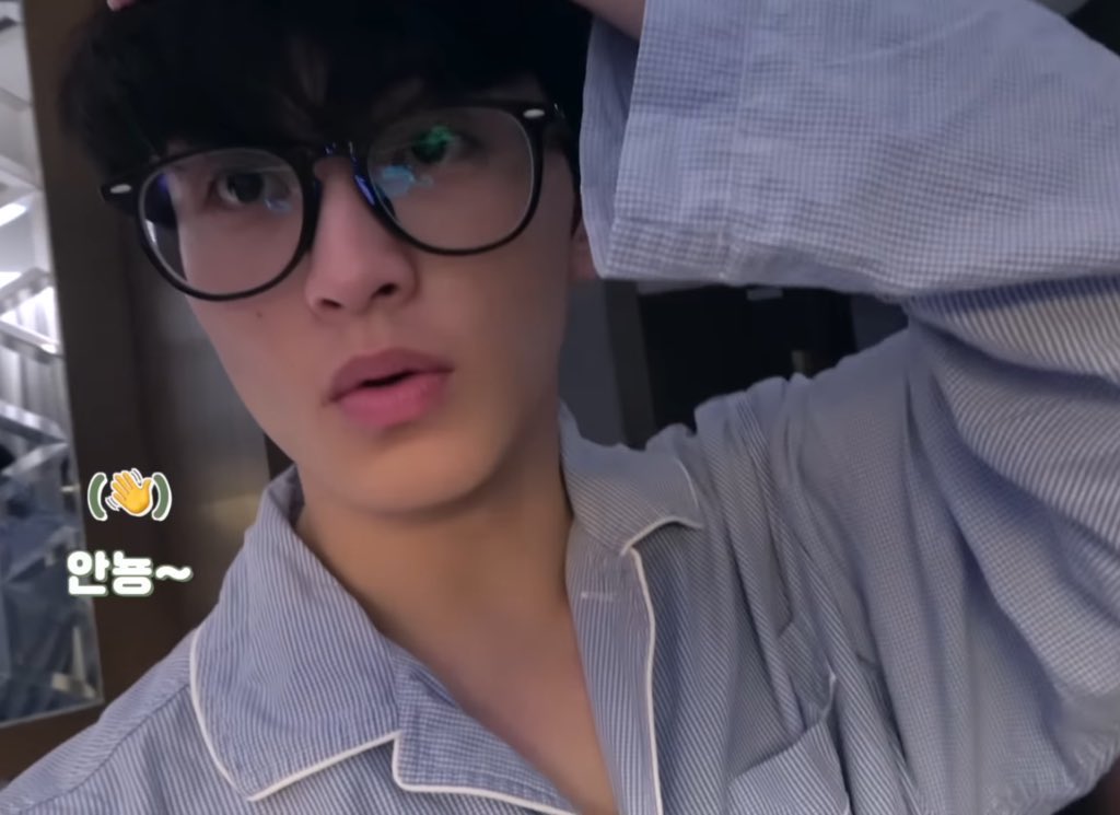 joyfulmarkly's tweet photo. hot nerd bf https://t.co/bq1vhz0w6X
