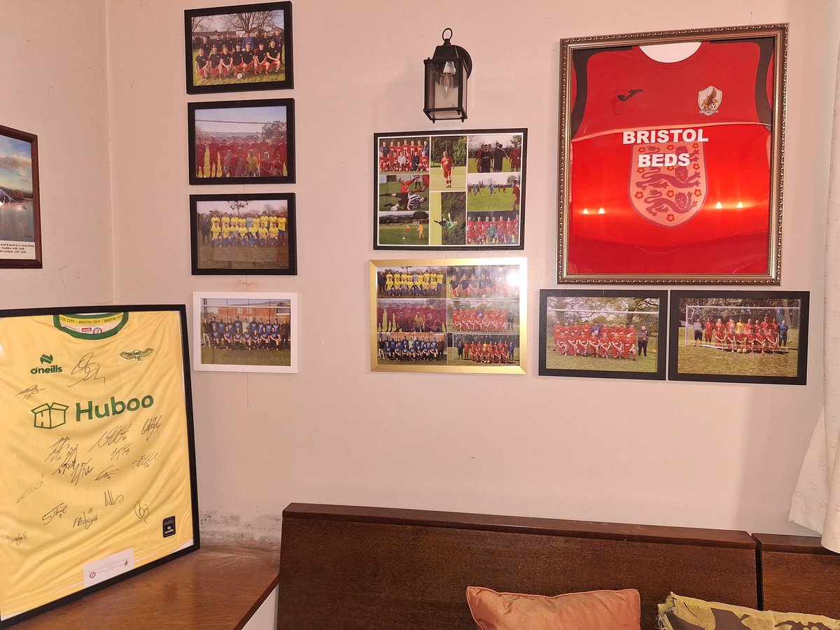 Our latest additions to the club house. #UpTheDees #UTD 🔴⚽️🍻🦅