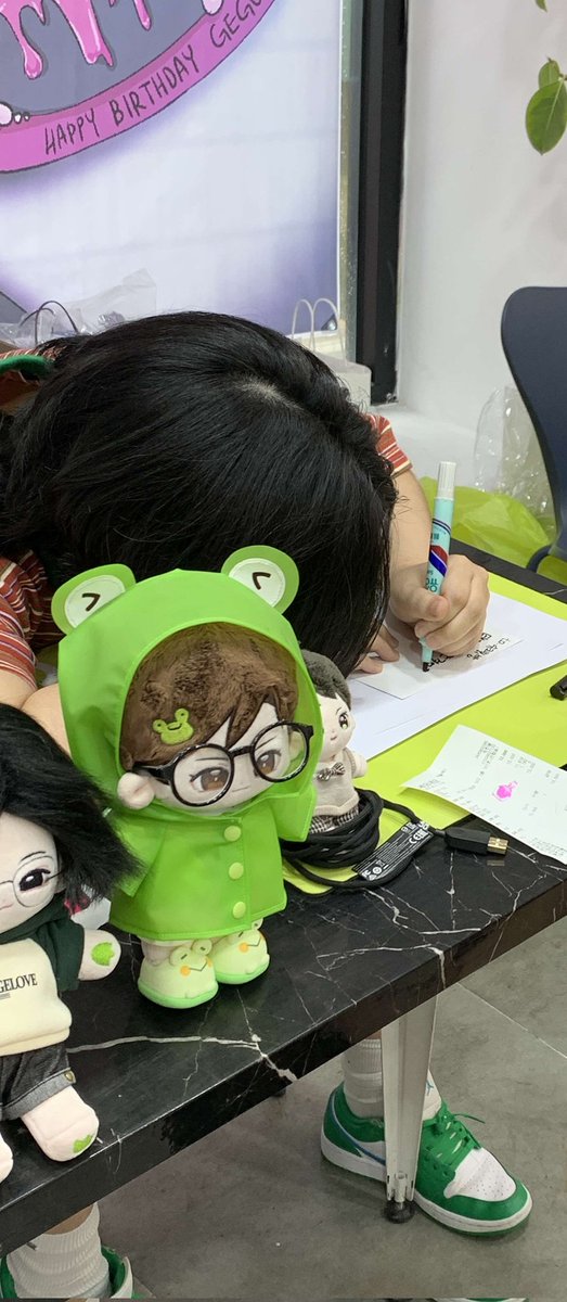 싸인에 집중하는 게구리 🫳🫳🫳