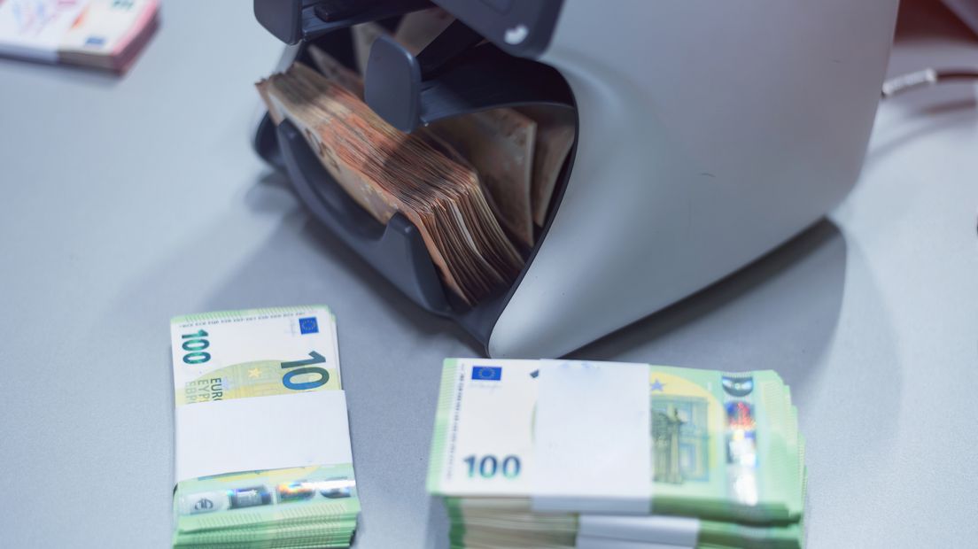 Politie treft drugs, geld en wapens aan en houdt tien verdachten aan