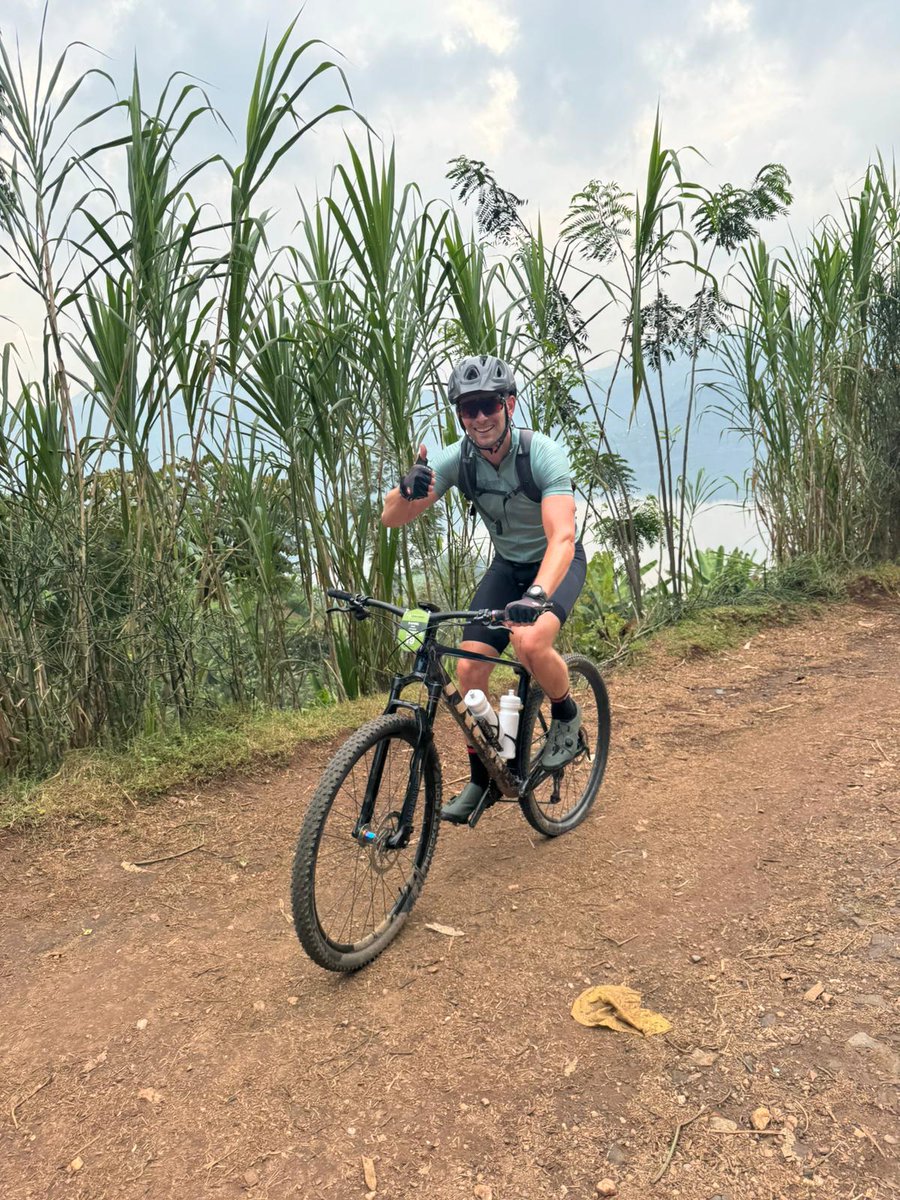 Amref_Uganda's tweet photo. "HUGE thanks to our fundraisers cycling from Rwanda to Uganda! You're pedaling , raising awareness &amp; funds for better health in our communities. We're grateful for your solidarity with Africa Let's ride towards a healthier future together! 🇺🇬🇷🇼❤️ #CyclingForHealth #AfricaUnited" https://t.co/Eg2c4senm2