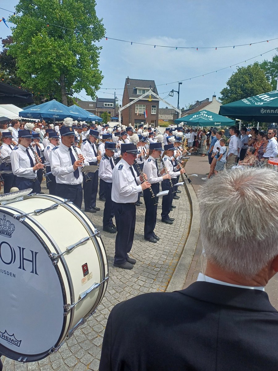 karinsaccountje's tweet photo. #processie #Eijsden ....ik vond het ontoerend mooi. Wat een devotie....volle kerk ....prachtig....heb een traantje weggepinkt . #offerande #dankbaar #samen. #Nederland heeft meer #Limburg nodig #Limburgwatbenjemooi https://t.co/26DBuTxwSC
