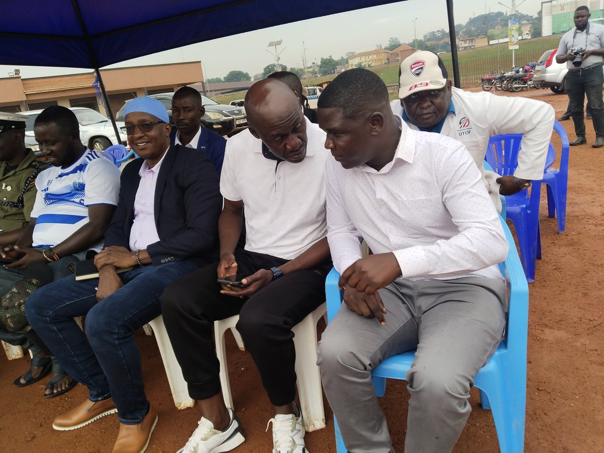 Bwaise_Terminal's tweet photo. #ROADSAFETY #CAMP the police Traffic and Road Safety Department has pitched a camp at Bwaise Terminal as part of sensitisation mechanisms to eradicate road crashes in Uganda, particularly KMP North which ranked 3rd in the whole country.
@bruce_oinebye @moskyeyune https://t.co/hwVcLQ6NW3