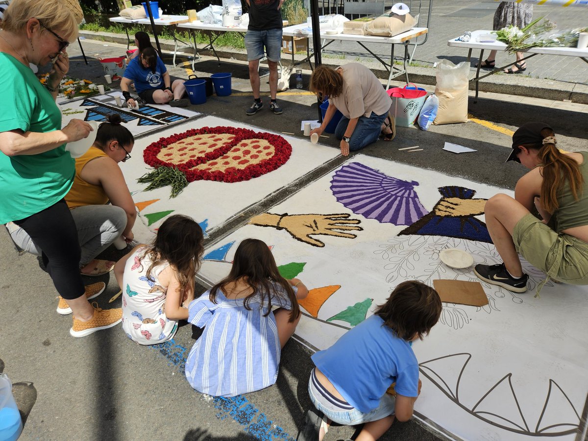 sants3radio's tweet image. Mireu quin goig fan les catifes florals de #Corpus a #Hostafrancs! 🌼🌸💮⛲️
Moltes gràcies a tots els que heu posat el vostre granet de sorra o de flors aquest mati 😃. 
Fins les 19:30h encara podeu passar-les a veure al carrer Vilardell. #Tradicions #CulturaPopular #Barri