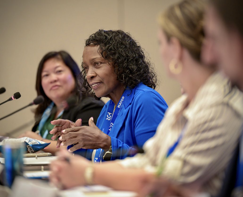 AcqieWarren's tweet photo. Mayors tackling how best to improve relationships at the federal level to improve the Infrastructure in America.  Also promoting Economic Mobility in Americans Cities. So proud of serving with my fellow Mayors!#Mayors2025. #mayorwarren #cityoffontana #fontana https://t.co/jIUaNPlYgU
