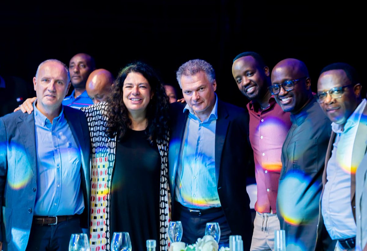 Avec <a href="/onduhungirehe/">Olivier J.P. Nduhungirehe</a> Ministre des AE 🇷🇼, <a href="/BelenCalvoEU/">Belen Calvo Uyarra</a> Ambassadrice 🇪🇺, l'Ambassadeur Guillaume Kavaruganda, Manuel Iglesias fonctionnaire 🇪🇺, et Gaël Karomba CEO de Kigali Universe, lors du concert mémorable donné par la <a href="/ChoraledeKigali/">Chorale de Kigali</a> dans le cadre de la #FêtedelaMusique
