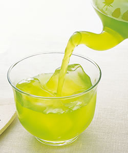 最近は、暑い日が多いので、緑茶をロックでいただいています。よく冷えた緑茶は爽快で飲みやすいですね。中東の砂漠などで飲むと、きっと格別でしょう。
※画像はイメージです。