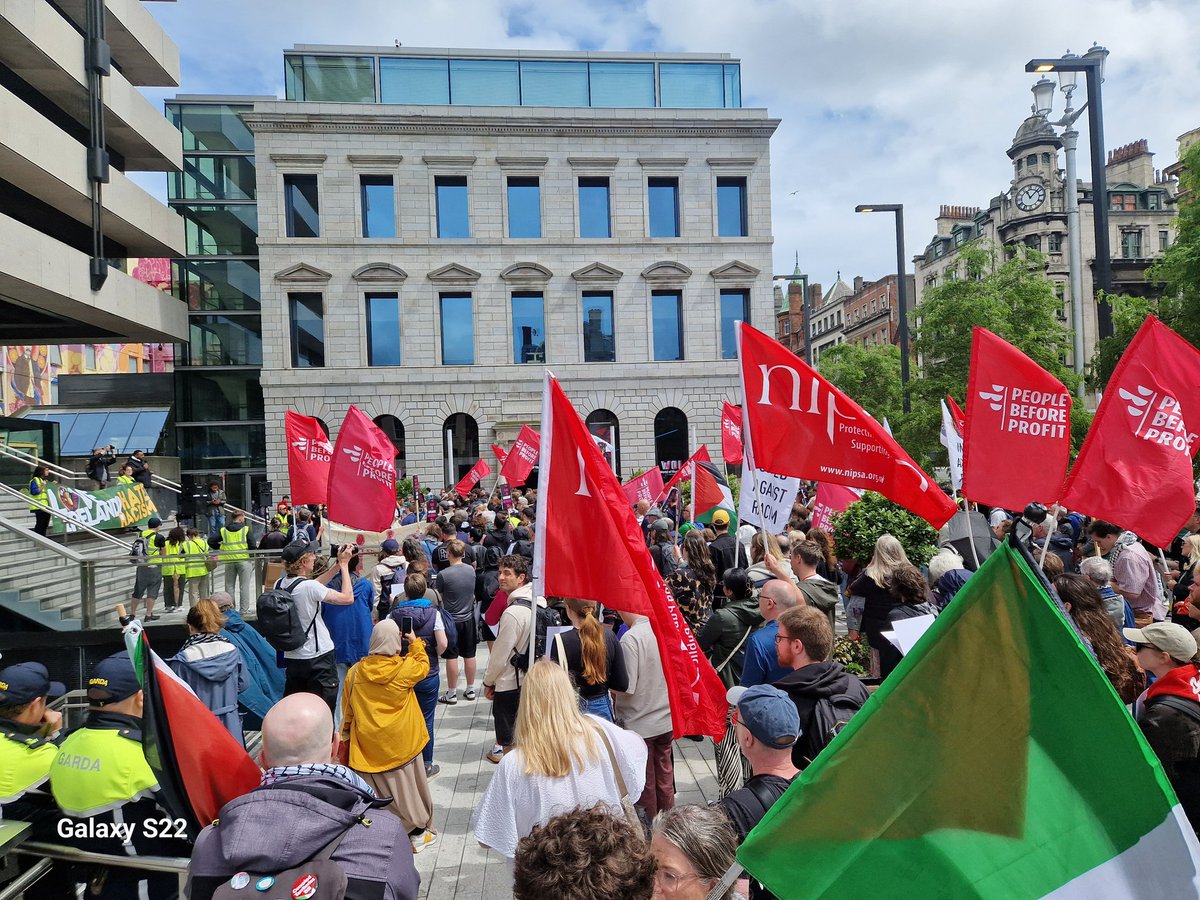 Militant_Left's tweet image. Militant Left at today&apos;s counter protest against the far right in Dublin. Workers&apos; movement must keep up the pressure against the far right&apos;s racism and hatred. #workersunity #stopracism