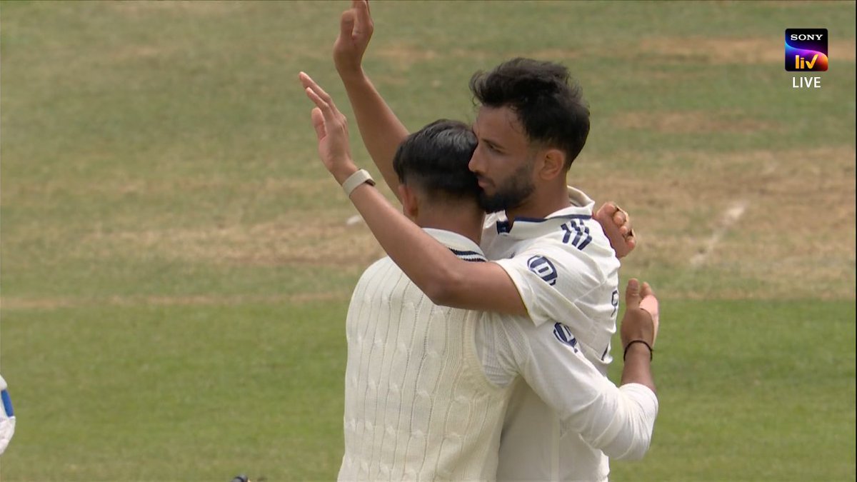 PRASIDH KRISHNA GETS JAMIE SMITH FOR 40 ✅

- A superb catch by Jadeja and Sudarshan!
.
#INDvsENG l #ENGvsIND l Sai Sudarshan l Jaiswal l England l #SaiSudarshan l #TestCricket l