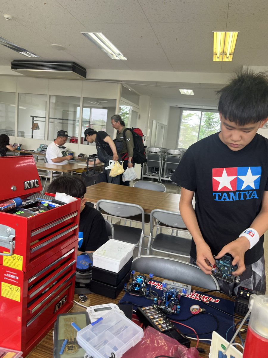 DYHTY8isoi65512's tweet image. ミニ四駆一家
嫁を残し息子二人と遠くのステチャレへ
北海道は広かった…運転疲れた…
チューンクラスは1位と3位
ダッシュクラスは2位と奮闘した子供達👶
嫁を残し張り切った父は慣れない片軸で
まったく歯が立たず🥲
本日は結婚記念日💍なのに…
この悔し涙😰を次回のレースの糧に🤔
ママごめん🙏