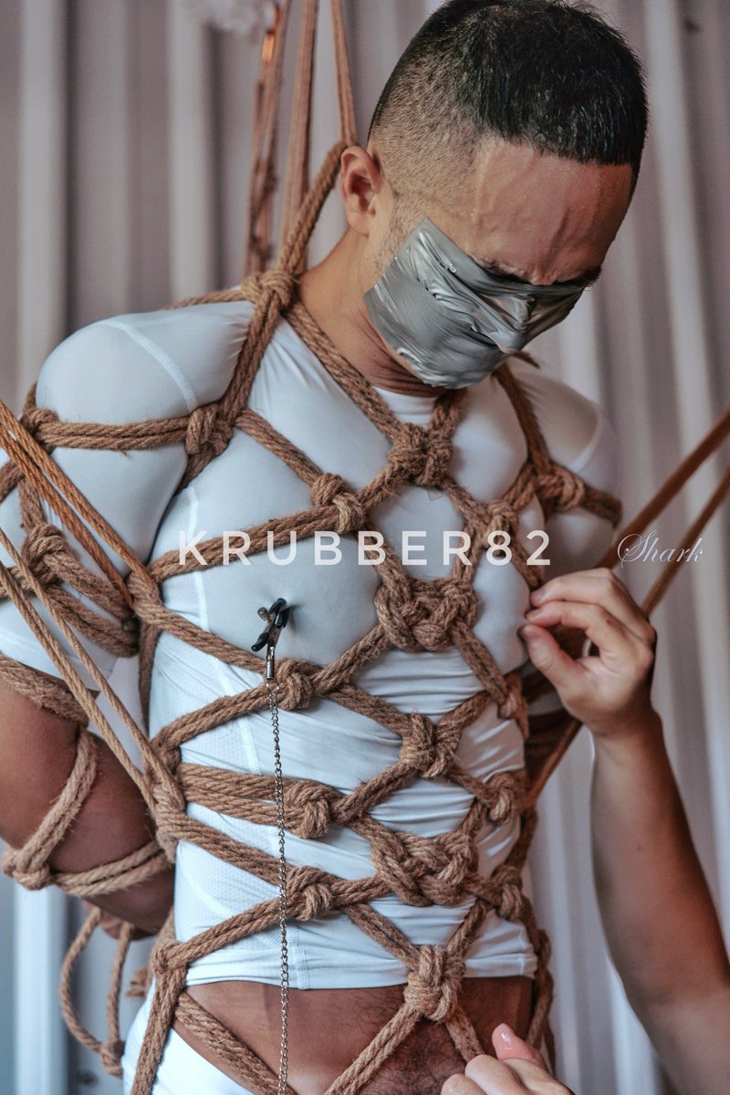 主人<a href="/IceBox1069/">IceBox</a>就坐在旁邊，
沒出聲、沒阻止。
靜靜看著自己被弟弟<a href="/2_blacksugar/">Sean-特級二砂糖</a>虐玩哀嚎，
像在欣賞一場調教表演。
而自己竟然很興奮，還渴望更多。