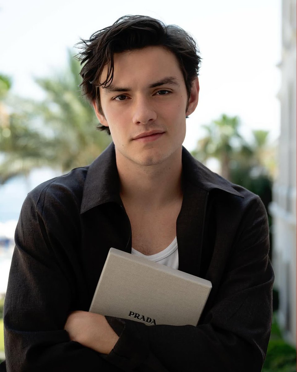 “Ansioso pelo desfile! 💐 @prada #PradaSS26” — Louis Partridge via Instagram.