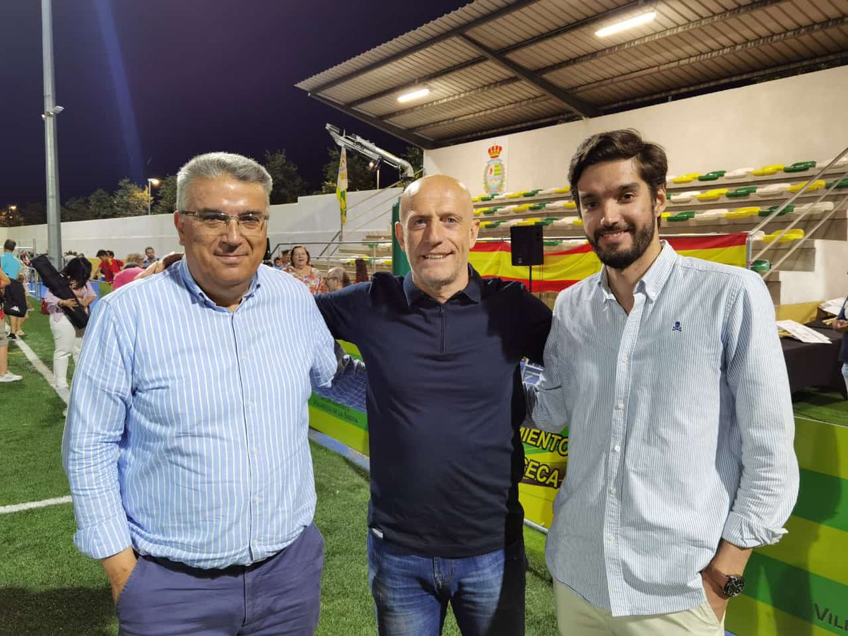EnriquedelaRos's tweet photo. Enhorabuena a Velko Paunovic y a toda la afición del Oviedo @RealOviedo
Segundo alumno de la Escuela de Entrenadores Fútbol de Toledo de la  @FFCM_es que sube a 1ra División en la temporada 24/25..Junto a Julián Calero con el Levante UD @LevanteUD

Nos vemos en Primera División. https://t.co/4CycKhLRMw
