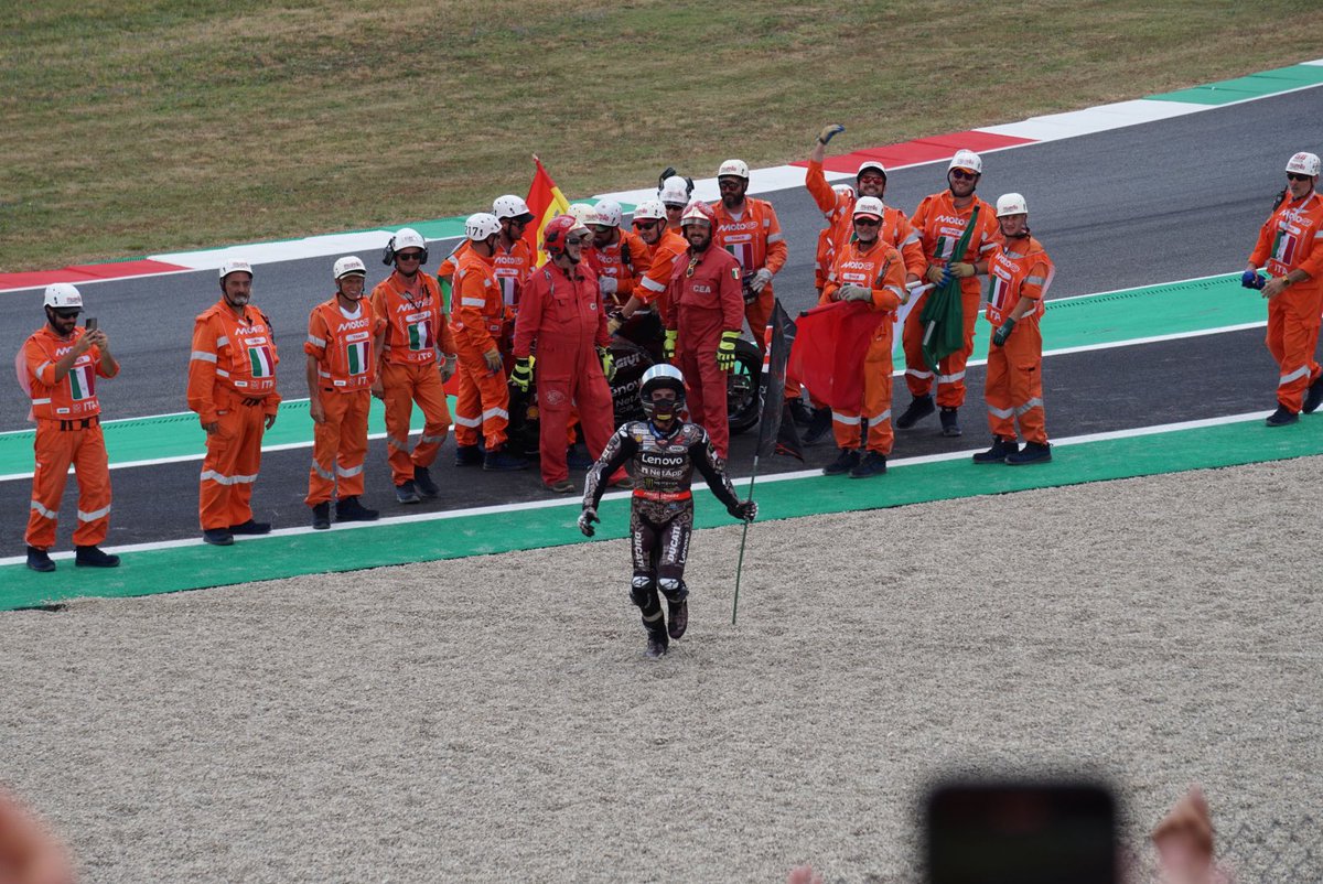 DLenz96's tweet photo. Oggi ho visto dal vivo correre il pilota più forte della storia sulla moto più veloce del mondo.
Oggi l’ho visto zittire i fischi distruggendo gli avversari.

Oggi Marc ha piantato la bandiera Ducati davanti alla tribuna rossa e ho goduto tantissimo.

Foto mie.
#ItalianGP #ForzaDucati #MotoGP