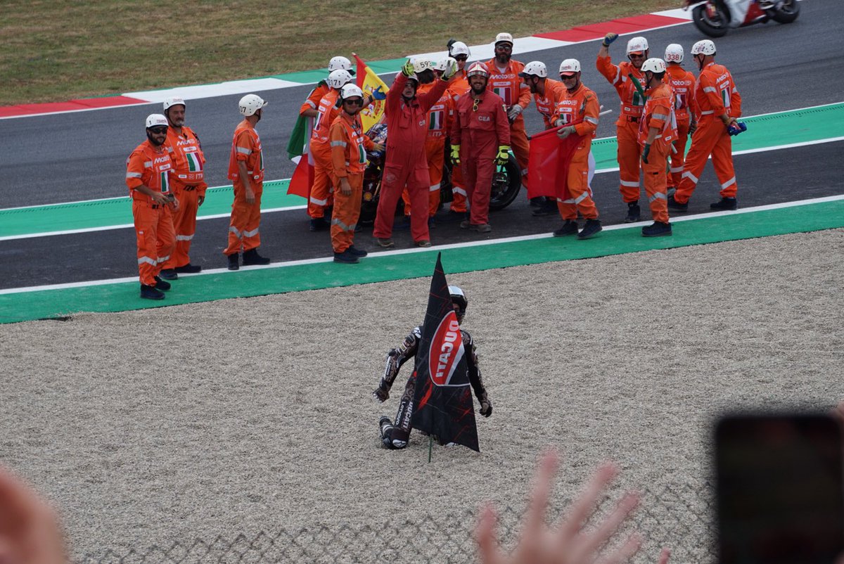 DLenz96's tweet photo. Oggi ho visto dal vivo correre il pilota più forte della storia sulla moto più veloce del mondo.
Oggi l’ho visto zittire i fischi distruggendo gli avversari.

Oggi Marc ha piantato la bandiera Ducati davanti alla tribuna rossa e ho goduto tantissimo.

Foto mie.
#ItalianGP #ForzaDucati #MotoGP