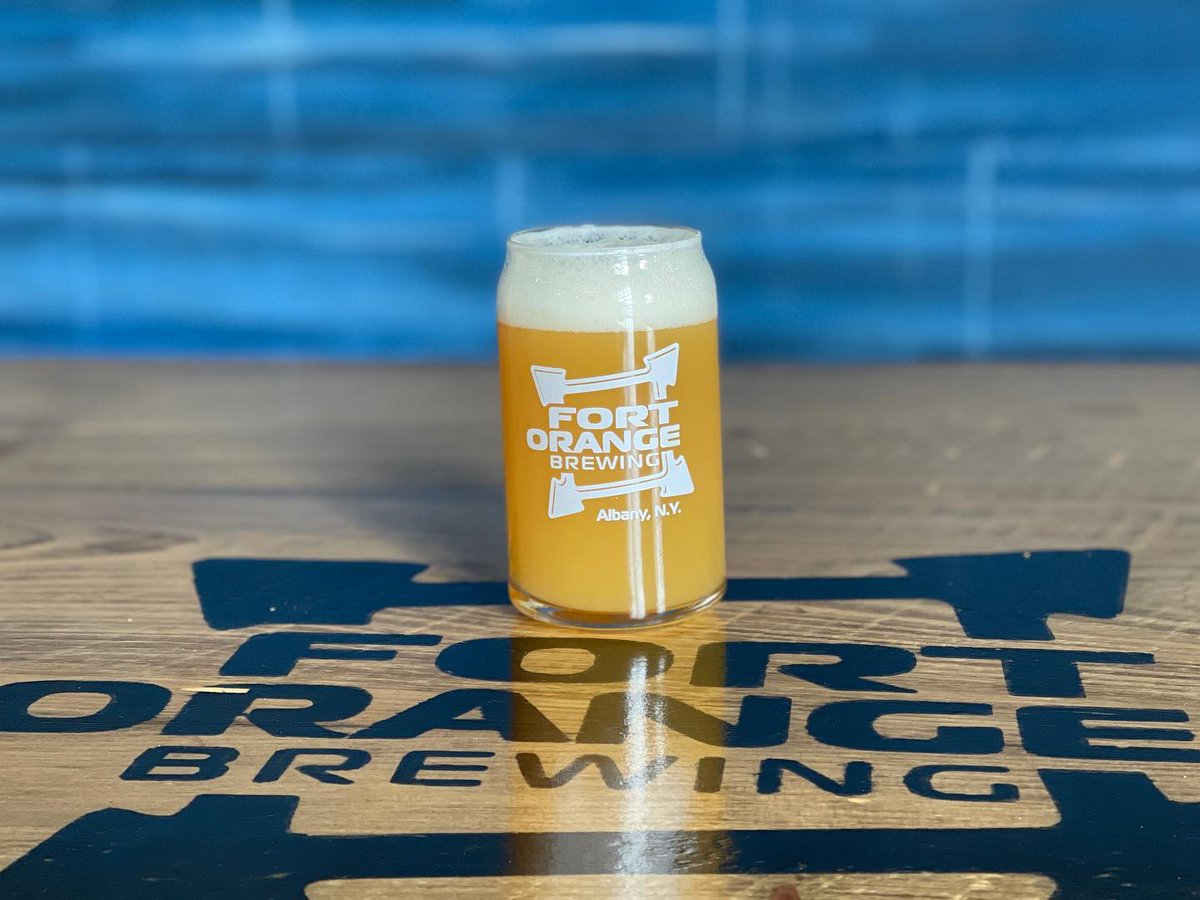 Off the Rails NEIPA is pouring today—juicy, hazy, and packed with flavor.🍻🍻
We’ve also got the cornhole boards out in the taproom, so grab a pint and challenge your crew.
