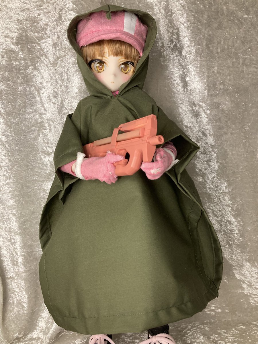 レンちゃん用にフード付きポンチョを作ってみました。
レンちゃん、街中はこの格好で移動だね。