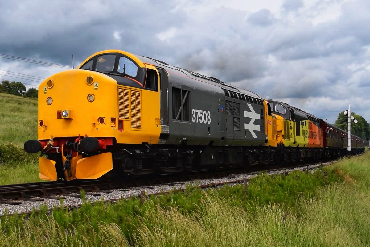 SteelCityDog_'s tweet photo. Making up for yesterday's blunder, #Class37s 37508 and 37057 "Barbara Arbon" storm out of Damems Loop with a service to Oxenhope.
@WorthValley @ColasRailUK @LoramUK https://t.co/SxXIc7Noqr