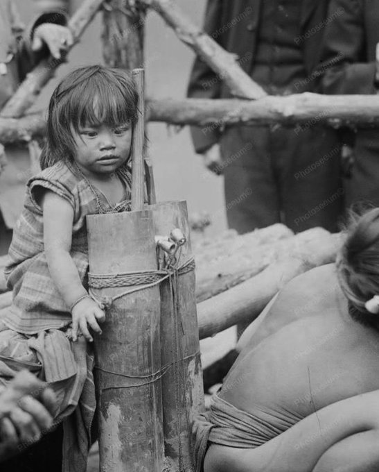 22. Una pequeña niña filipina atada con cuerdas se exhibe en un zoológico humano de Coney Island.