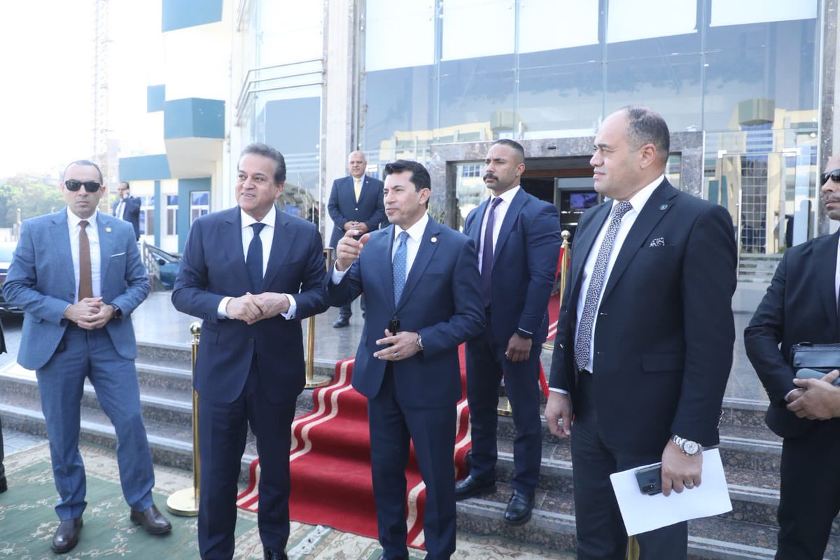 نائب رئيس مجلس الوزراء وزير الصحة يشهد إطلاق مبادرة «بإيدينا ننقذ حياة» للتوعية بالموت القلبي المفاجئ والتدريب على جهاز مزيل الرجفان الخارجي