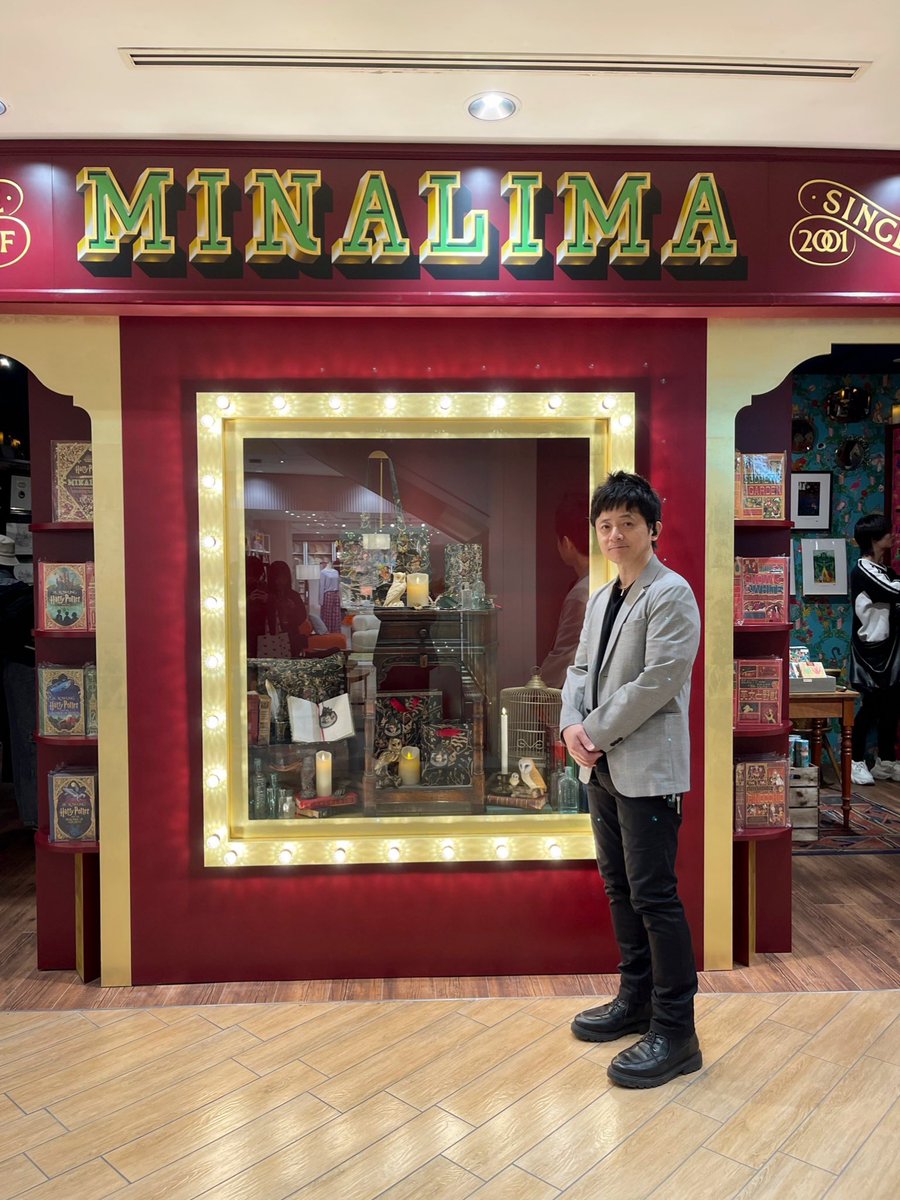 PEFORMART's tweet photo. ″ハリーポッター″、″ファンタスティックビースト″の世界感をデザインされた世界の″ミナリマ″。

その″ミナリマ″のミラフォラ・ミナさんとエドゥアルド・リマさんが先日来日されました✨

#minalima
#ミナリマ
#minalimajapan
#ミナリマジャパン https://t.co/bxX3F6IXi1