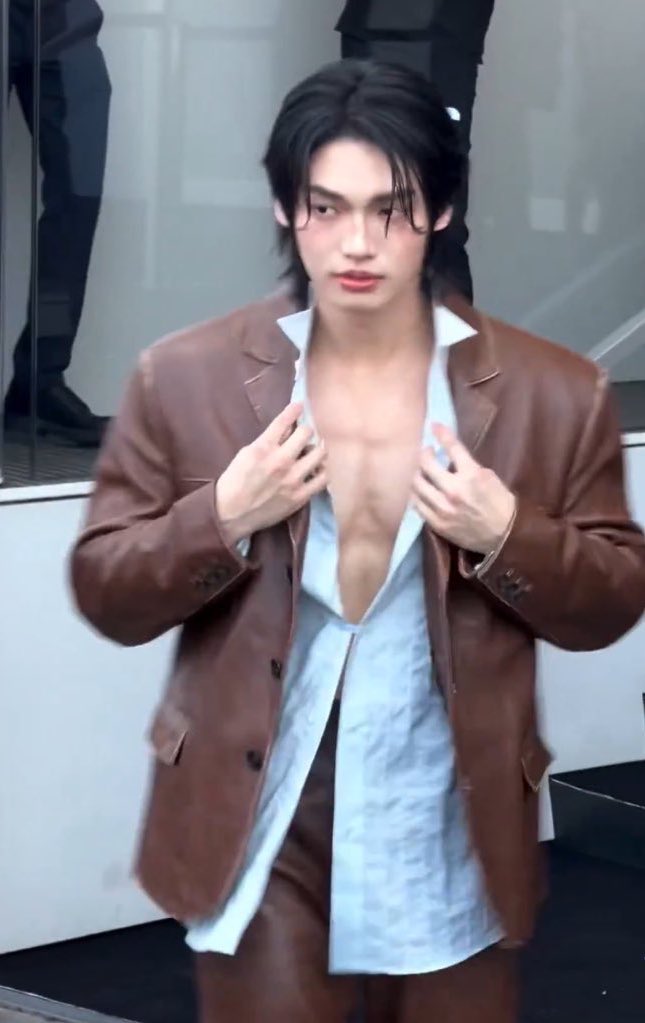 thepr_'s tweet photo. มิลาน ❌
มิมีกระดุม ✅

hot2hot มากพ่อออ🥵🥵

WIN STUNNING IN PRADA
#PRADASS26xWIN
#winmetawin https://t.co/Z2Z1K3E9oE