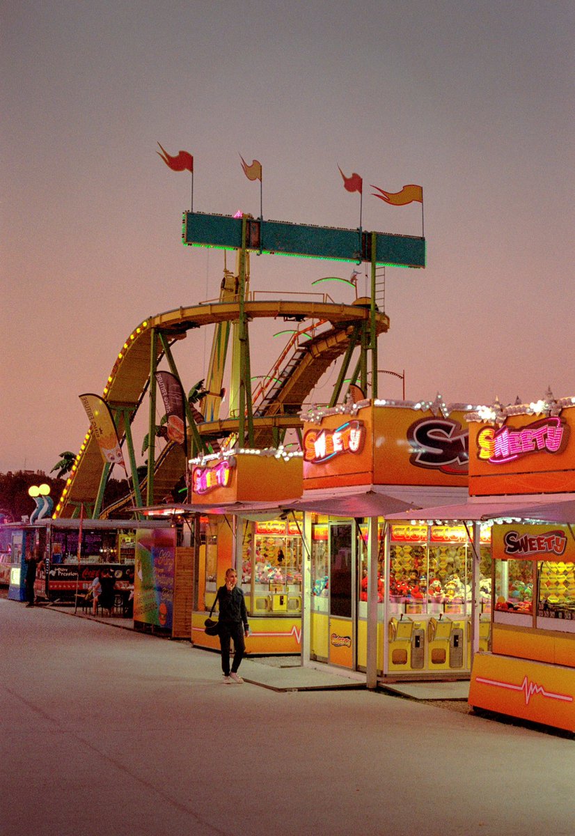 maximevisticot's tweet image. “Hey mais c’est toi qui fait des photos colorées des Foires à l’argentique ?” 🎞️🎡