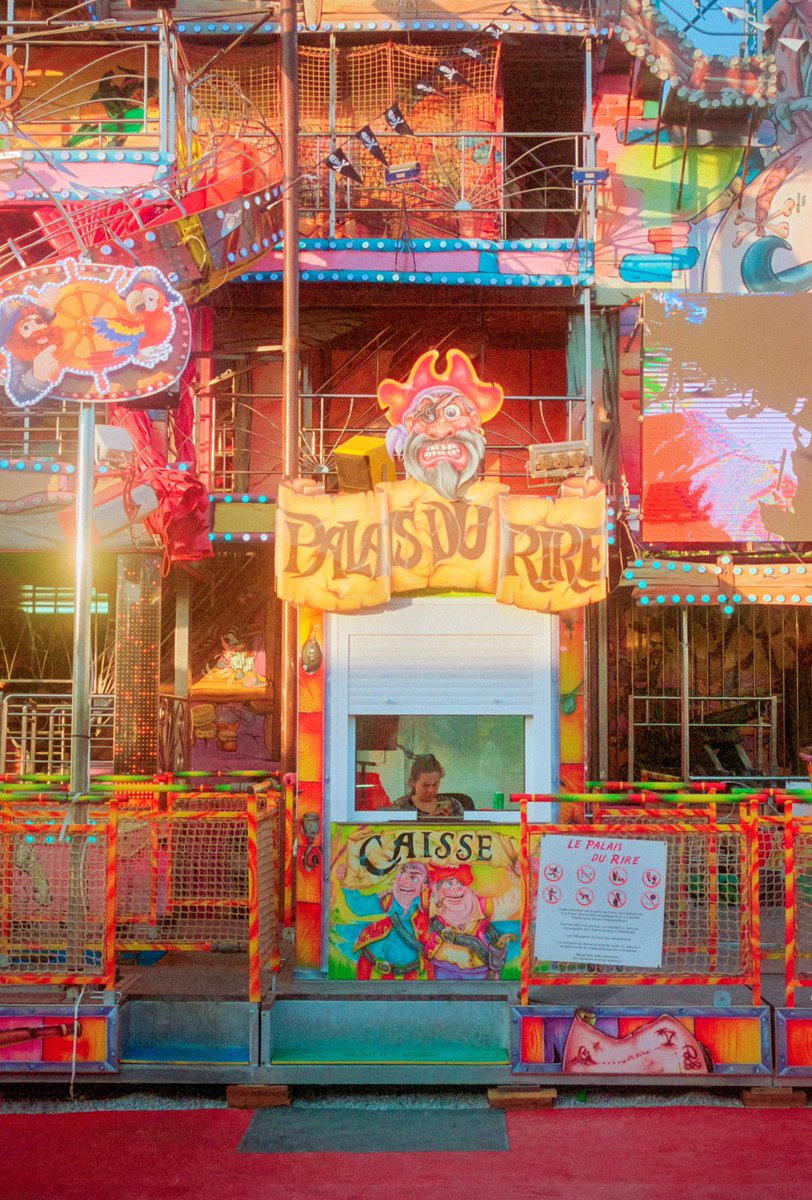 maximevisticot's tweet image. “Hey mais c’est toi qui fait des photos colorées des Foires à l’argentique ?” 🎞️🎡