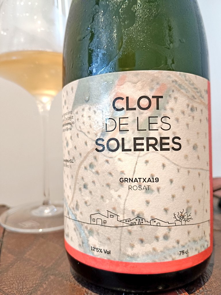 Aperitivos sobre la marcha. 
Patatas del Hipercor, mejoradas con unos mejis de Pepa a Loba y unas piparras de Maestros Aceituneros. De beber, ancestral  Clot de les Soleres garnacha del '19. 
Y a gusto que nos quedamos😀