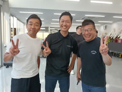 Hisaki47's tweet photo. Plus豊田店さんでのコッホケミーのお勉強会に参加させて頂きました。
福留さん、貴重な機会を与えていただきありがとうございました😊
座学から実演、質疑応答まであっという間の1日でした。
希釈の基礎とケミカル作用の最適温度40℃とか、目から鱗のお話ばかり。
施工前と後が分かりやすいようにデモカーとなった福留さんの車にみんなウケて和気あいあいの時間でした。
くるまをキレイにする方法はいっぱいありますが、大前提は安全であり、リスクを侵さない事。高性能なケミカルの使い方を間違えると取り返しがつかない事も再認識。
今日の勉強会はそんな話もいっぱい聞けて最高でした😆
プロ用のケミカルだから本国ドイツでも研修に力を入れているのだそうです。日本でもPlusさんがやってくれそうです😁
まずは、この会のYouTube動画を待つべし‼️
私も動画を撮りましたが編集能力ありまへん。自分で見直して勉強します📖
そして参加された皆様、お疲れ様でした‼️お話できた方、できなかった方、みなさん熱心で素敵な方ばかりでした。
洗車だけでなく何故かガンダムの話をいっぱいしたし💧BEYOND THE TIME (メビウスの宇宙を越えて)で盛り上がれる人がいるとは🤭