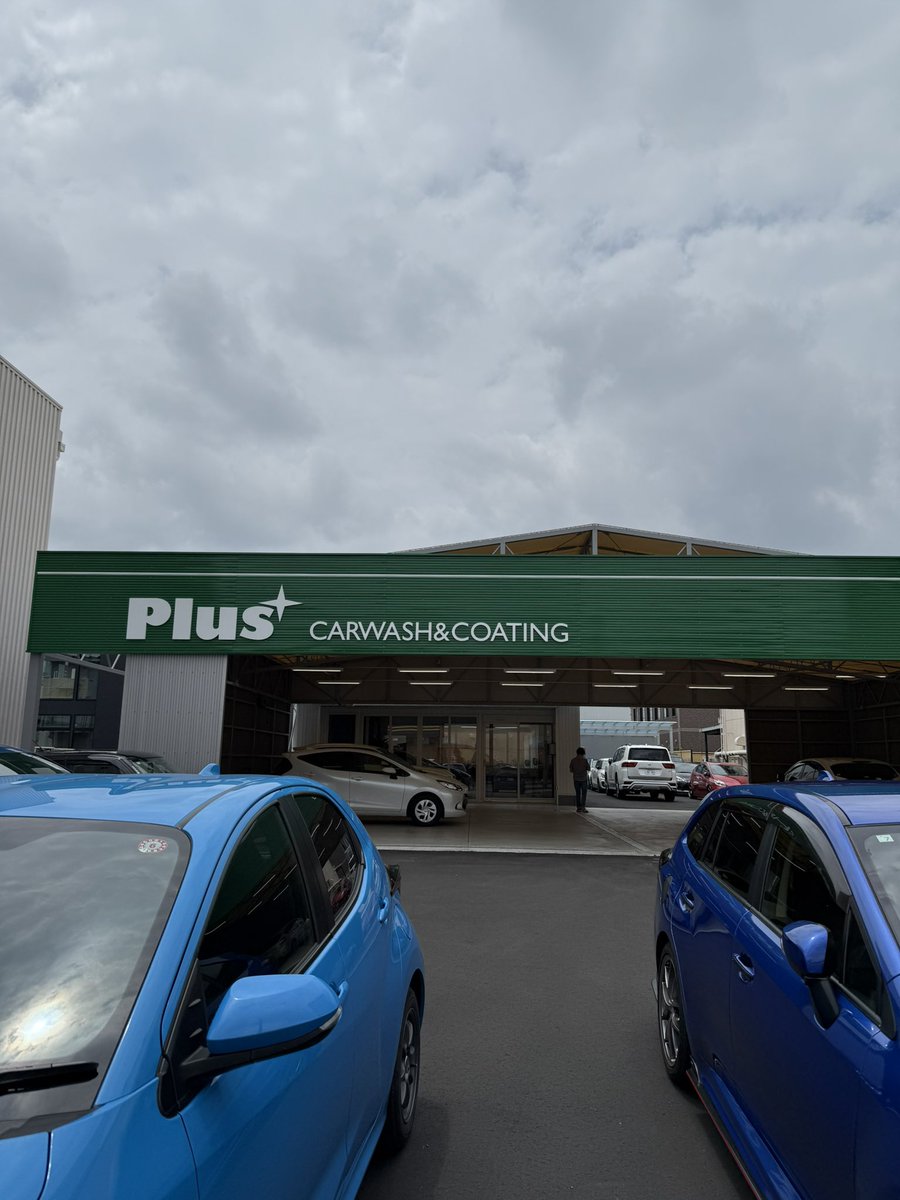 Hisaki47's tweet photo. Plus豊田店さんでのコッホケミーのお勉強会に参加させて頂きました。
福留さん、貴重な機会を与えていただきありがとうございました😊
座学から実演、質疑応答まであっという間の1日でした。
希釈の基礎とケミカル作用の最適温度40℃とか、目から鱗のお話ばかり。
施工前と後が分かりやすいようにデモカーとなった福留さんの車にみんなウケて和気あいあいの時間でした。
くるまをキレイにする方法はいっぱいありますが、大前提は安全であり、リスクを侵さない事。高性能なケミカルの使い方を間違えると取り返しがつかない事も再認識。
今日の勉強会はそんな話もいっぱい聞けて最高でした😆
プロ用のケミカルだから本国ドイツでも研修に力を入れているのだそうです。日本でもPlusさんがやってくれそうです😁
まずは、この会のYouTube動画を待つべし‼️
私も動画を撮りましたが編集能力ありまへん。自分で見直して勉強します📖
そして参加された皆様、お疲れ様でした‼️お話できた方、できなかった方、みなさん熱心で素敵な方ばかりでした。
洗車だけでなく何故かガンダムの話をいっぱいしたし💧BEYOND THE TIME (メビウスの宇宙を越えて)で盛り上がれる人がいるとは🤭