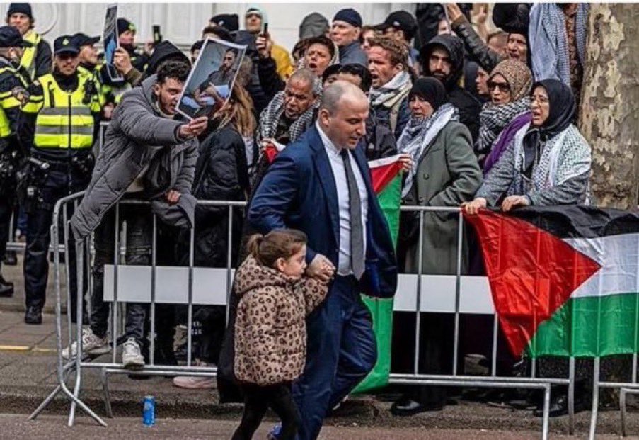 BBalings's tweet photo. Deze foto's moeten in de geschiedenisboeken om te illustreren hoe Nederland van een gezellig na-oorlogs landje veranderde in wat men noemde een 'lidstaat van de EU'. https://t.co/fvmLBbvmvF