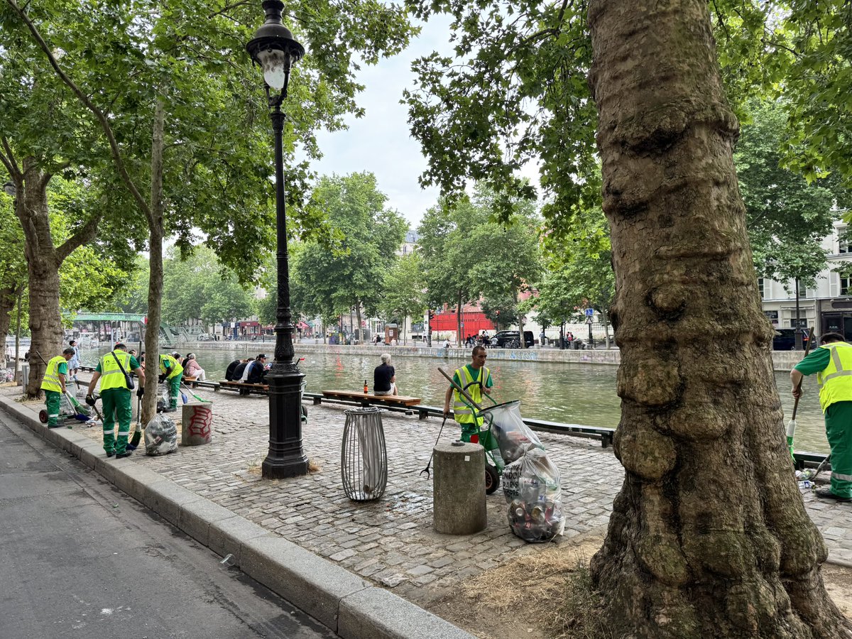 BertilFort's tweet photo. Ça aurait été pas mal que la Mairie de Paris et celle du 10e utilisent leurs innombrables panneaux publicitaires et une partie de leur (immense) budget com pour faire de la sensibilisation #propreté en amont de la #FetedelaMusique.
 
Ce matin, les rues de l’arrondissement  étaient dans un état lamentable. C’est irrespectueux, et inacceptable d’un point de vue environnemental.

Merci aux agents de la propreté mobilisés aujourd’hui pour nettoyer les rues du 10e et le Canal St Martin..
