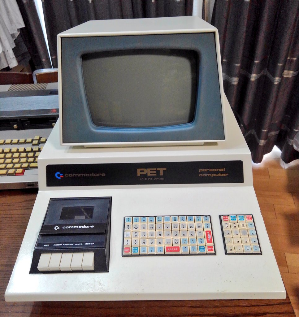 toshitada1973's tweet photo. PET2001にはバリエーションが結構あって、メモリサイズや販売地域によっていろいろあるんだけど、モニター回りとエンブレム部の色が青と黒があって、その違いがよくわからない…キーボードはかわいい、使いにくそうだけど。#PET2001 https://t.co/fI8bIIEeAL