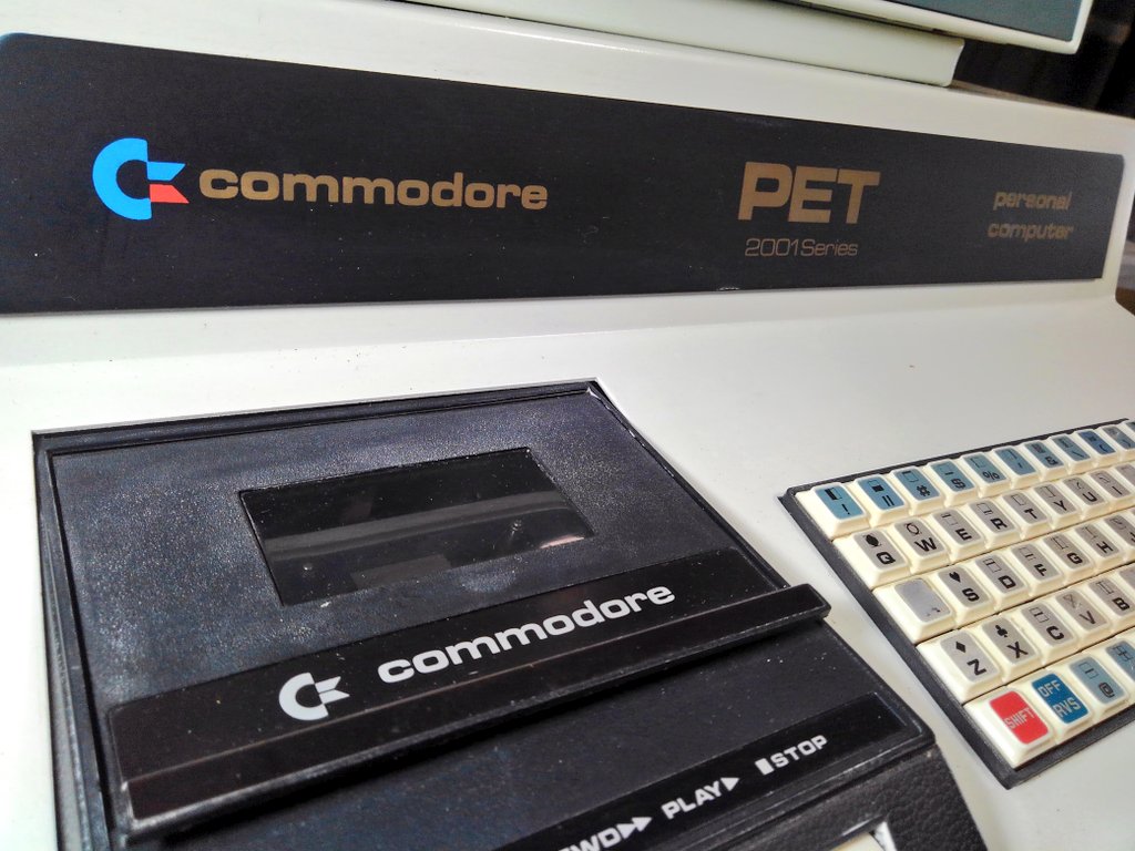 toshitada1973's tweet photo. PET2001にはバリエーションが結構あって、メモリサイズや販売地域によっていろいろあるんだけど、モニター回りとエンブレム部の色が青と黒があって、その違いがよくわからない…キーボードはかわいい、使いにくそうだけど。#PET2001 https://t.co/fI8bIIEeAL