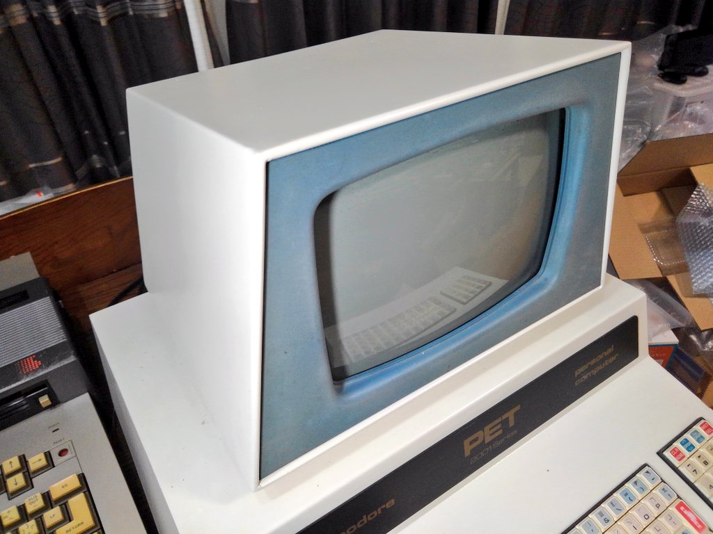 toshitada1973's tweet photo. PET2001にはバリエーションが結構あって、メモリサイズや販売地域によっていろいろあるんだけど、モニター回りとエンブレム部の色が青と黒があって、その違いがよくわからない…キーボードはかわいい、使いにくそうだけど。#PET2001 https://t.co/fI8bIIEeAL