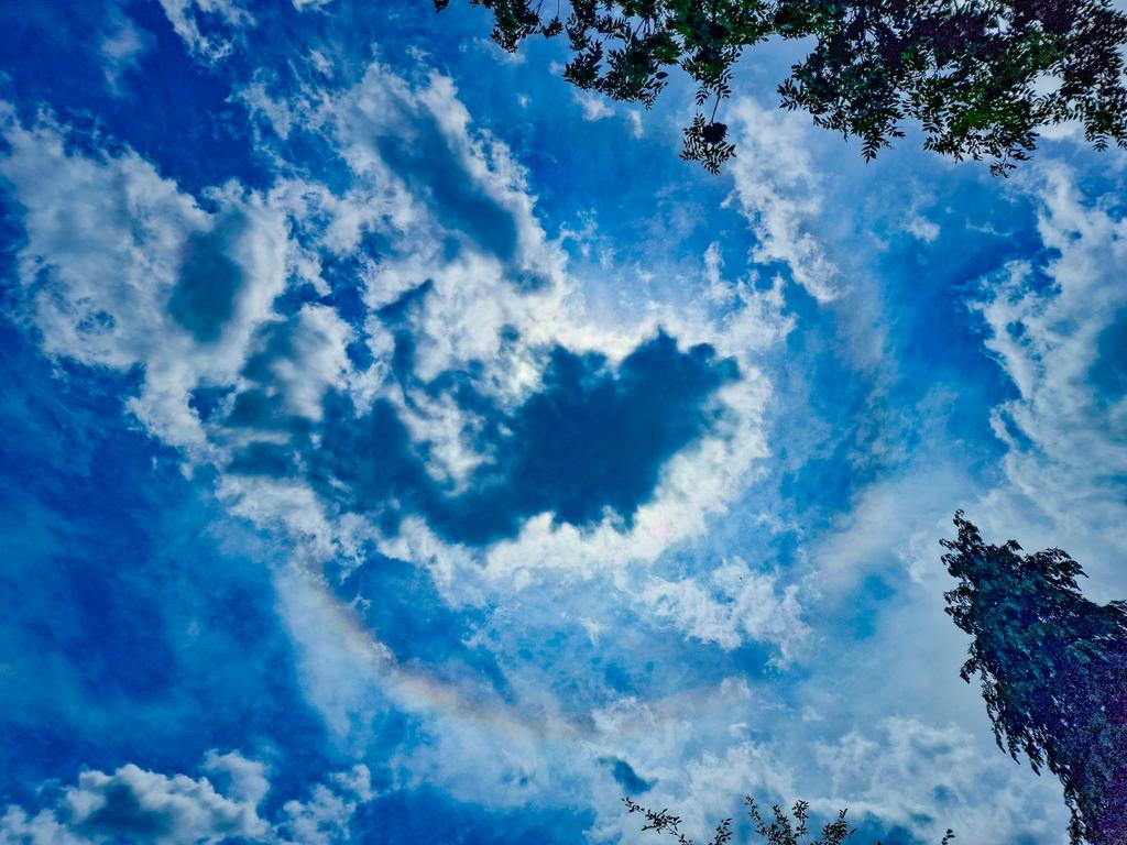 KaptainKwack's tweet image. Sun Halo over Twickenham on the second longest day of the year!
#sunhalo