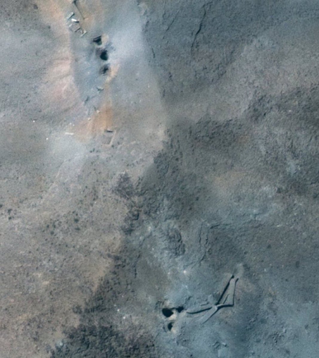 Premières images satellites de Fordow. 
Les cratères semblent être dans le prolongement des entrées des tunnels, les américains ont tapé exactement où ils le voulaient. 
Impressionnant par rapport à la taille des bâtiments, qu’on distingue à peine, sûrement recouvert par les