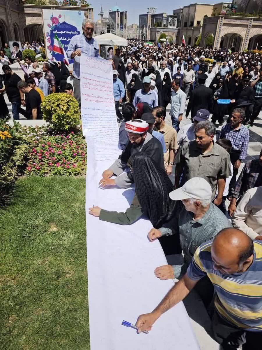 الشعب الايراني يوقع على عريضة لمطالبة حكومته بالانسحاب من معاهدة حظر انتشار الأسلحة النووية تمهيدا للعمل على حيازة النووي بسرعة ومنح برنامجها النووي حرية اكبر بعيدا عن أي قيود دولية