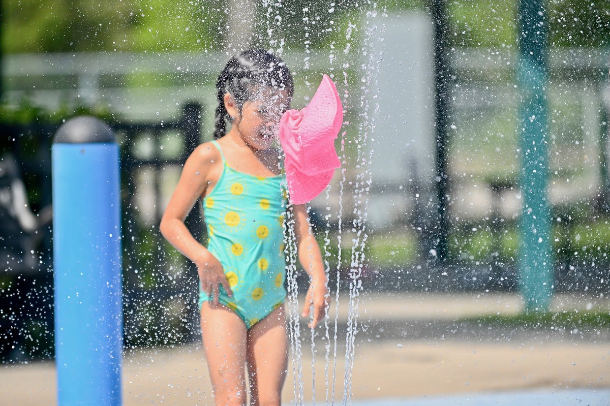 Heat warning in effect for Mississauga - keep cool and take precautions.

Stay hydrated, put on sunscreen, wear a hat, sunglasses &amp; loose clothing.

To cool down:
🏡Head indoors to a local library or community centre!
🌳Stay in the shade
💦Visit one of the City's indoor or