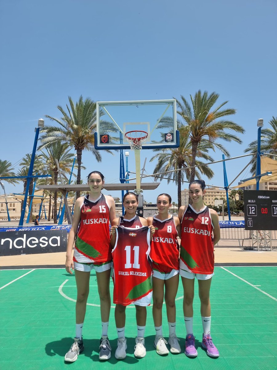 U15 neskek Naroa Larrondori omendu diote gaur Melillan. Naroak txapelketa lesio batengatik galdu duelako.

ZUREGATIK NAROA 💪🏼