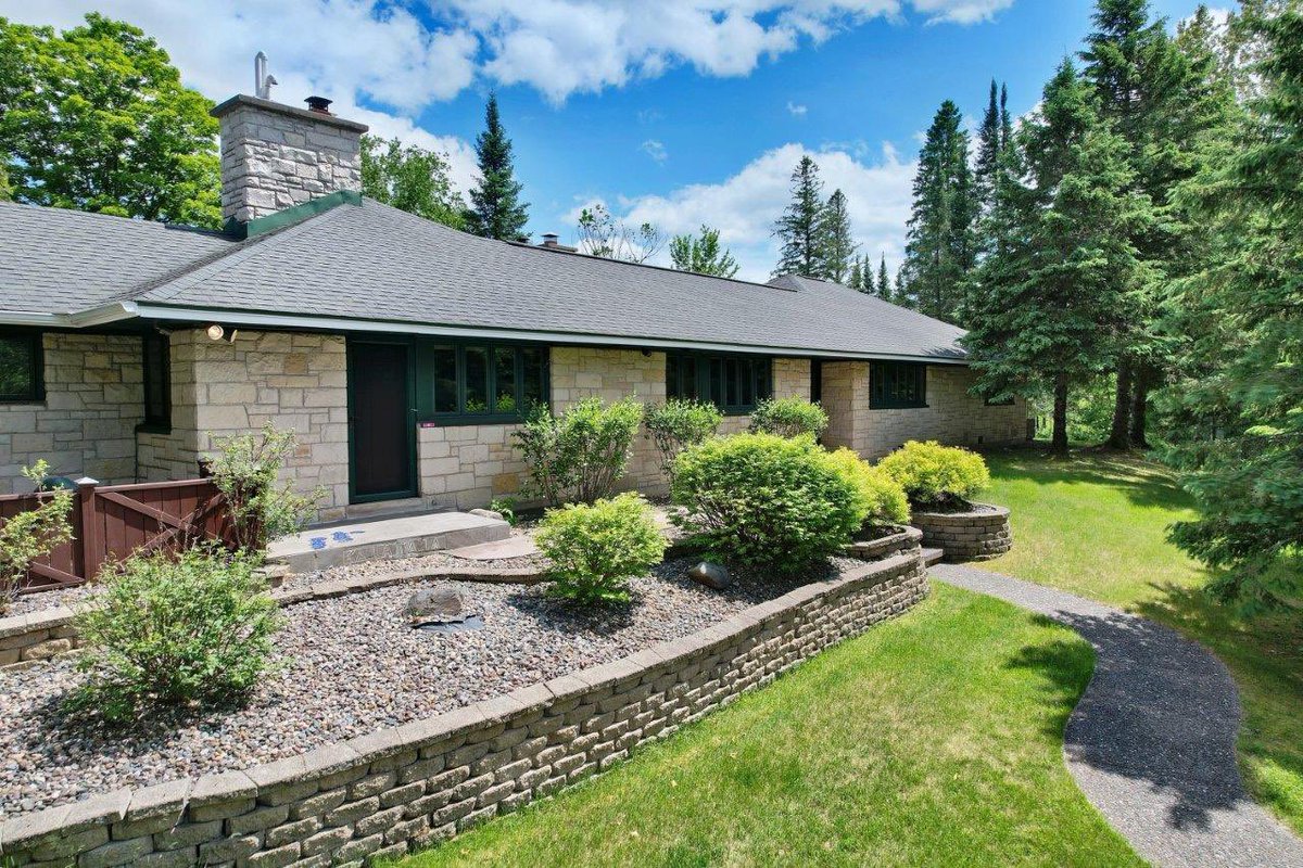 Maggie Lakes Estate spans over 16 acres and 3,500' of lake frontage! It's a timeless Frank Lloyd Wright-inspired home you'll love...  

eliasonrealty.com/listing-detail…