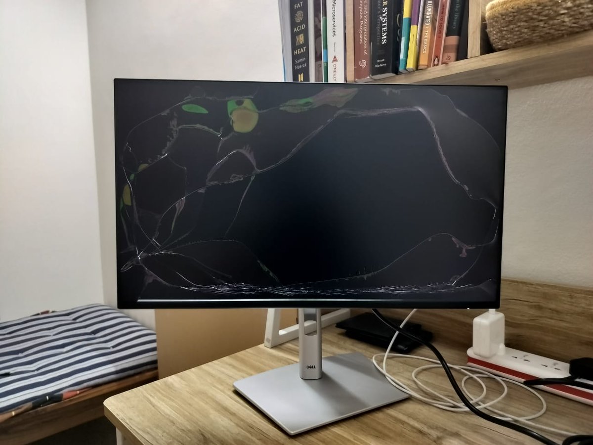 sachinmk27's tweet photo. Just received a brand new @Dell_IN  P2725HE monitor. On first power-up, I found the internal display panel cracked. @flipkartsupport @Flipkart  is refusing a replacement and instead asking me to visit a service center. Why is the service so messed up ? https://t.co/pLNrTgOVPr
