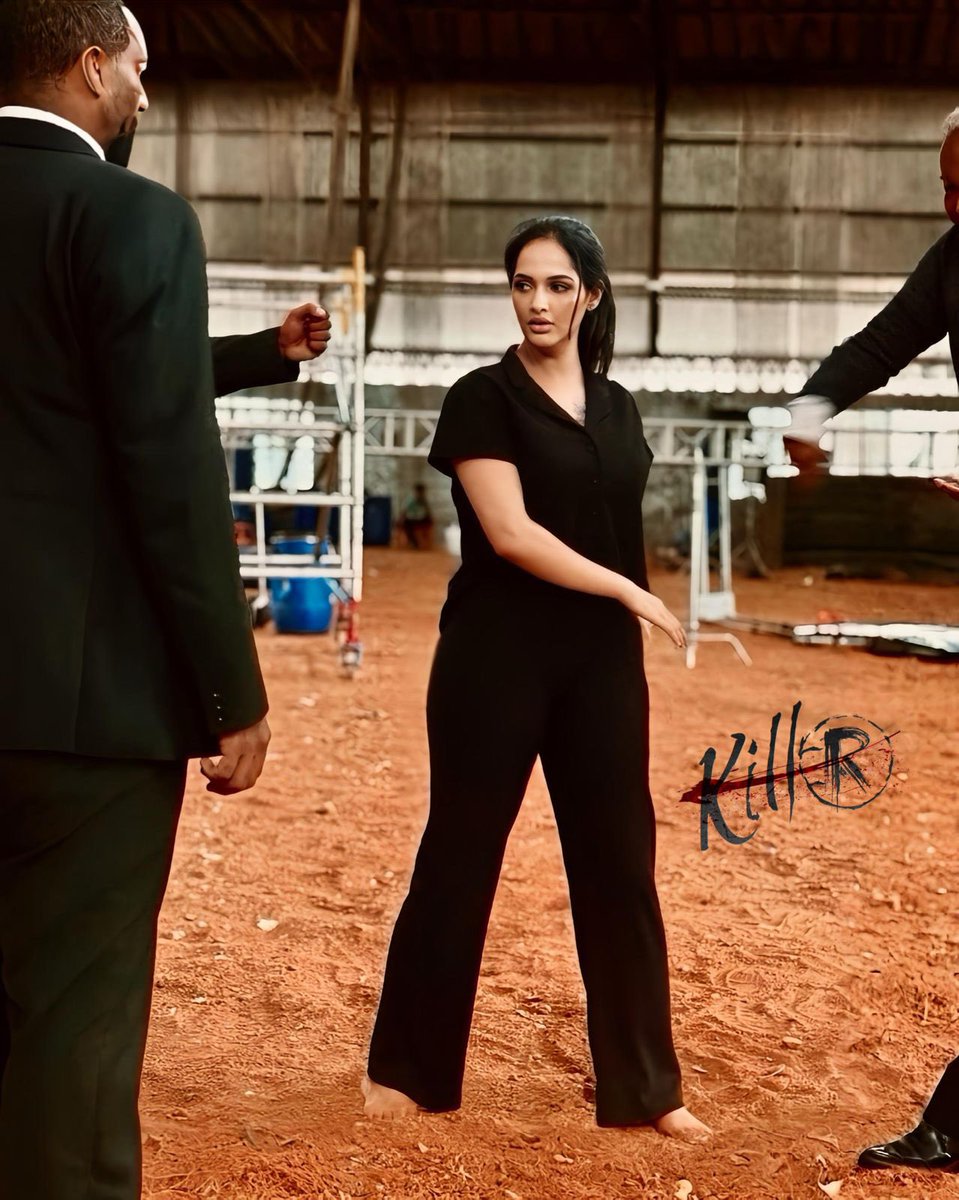 Rollmedia9's tweet photo. 🎥✨ Big cheers to the entire team of #KILL®️ for successfully wrapping shoot.
Wishing director @IamPoorvaaj and powerhouse performer @JyotiPoorvaj all the best as they gear up for post-production.
This looks like a game-changer🖤
#ThinkCinema #SuperSHE #mergexr #unlockurbrain #thefutureawakens #scifithriller