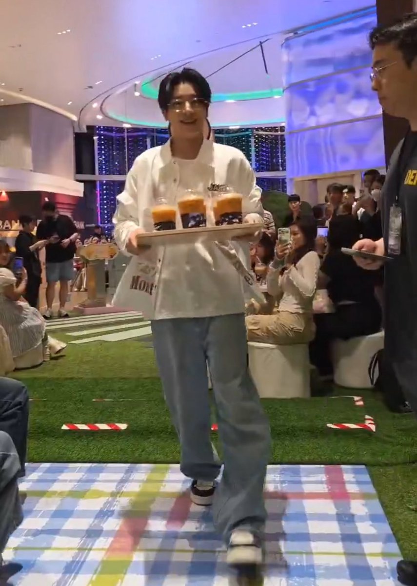 พี่สาวค้าบ ชาไทยมาเสิร์ฟแล้วค้าบ