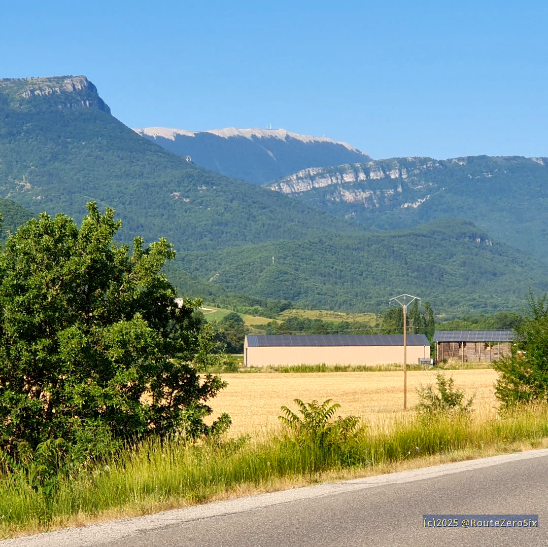 routezerosix's tweet photo. Ce qui frappe lorsqu'on découvre le versant Nord de la Montagne de Lure avec sa coiffe de pierres, c'est sa ressemblance avec le Mont Ventoux, dont elle partage le passé géologique.
#MontagnedeLure #Lure #AlpesdeHauteProvence #Visit04 #cyclisme #BaladeSympa #RegionSud https://t.co/X391EI8lSF