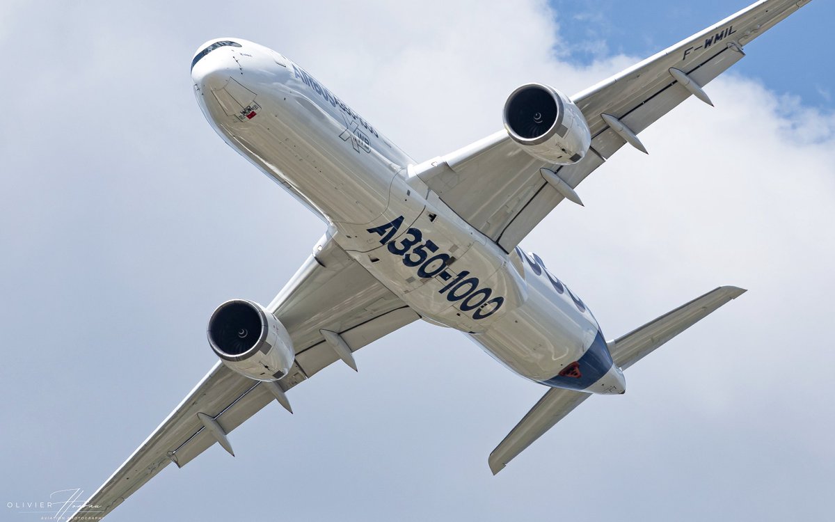 #LongRangeLeader <a href="/Airbus/">Airbus</a> #A3501000  in action at <a href="/salondubourget/">Paris Air Show</a> #ParisAirShow 🥰 
#aviation #airbus #a350 #PAS25