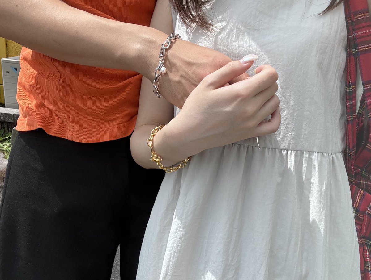 ___oimoy's tweet photo. 彼とお揃いのブレスレット🤍⸒⸒
あえての色違いハマった~！！

私はシンプルが好きで
彼は遊びのあるファッションが好きだけど

どんな服にもマッチして
系統変わっても愛用すぎる🫶🏻︎

恋人、お友達とお揃いにしてみてネ🎀.⋆

#tsui #ad https://t.co/0EICb2q7eK