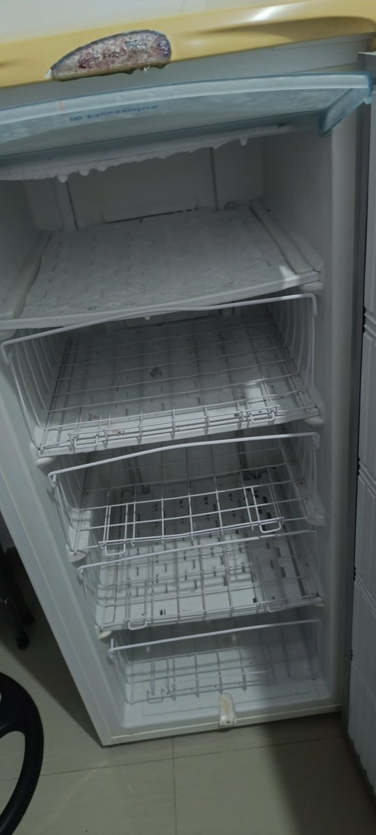 Buenos días, así amaneció la nevera 😔😔