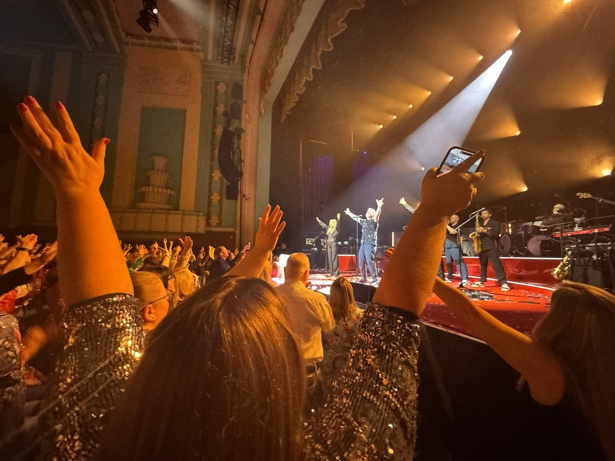 Beeken24's tweet photo. @GaryBarlow Amazing tour as ever 💜💜 https://t.co/7pbqw5CWxl